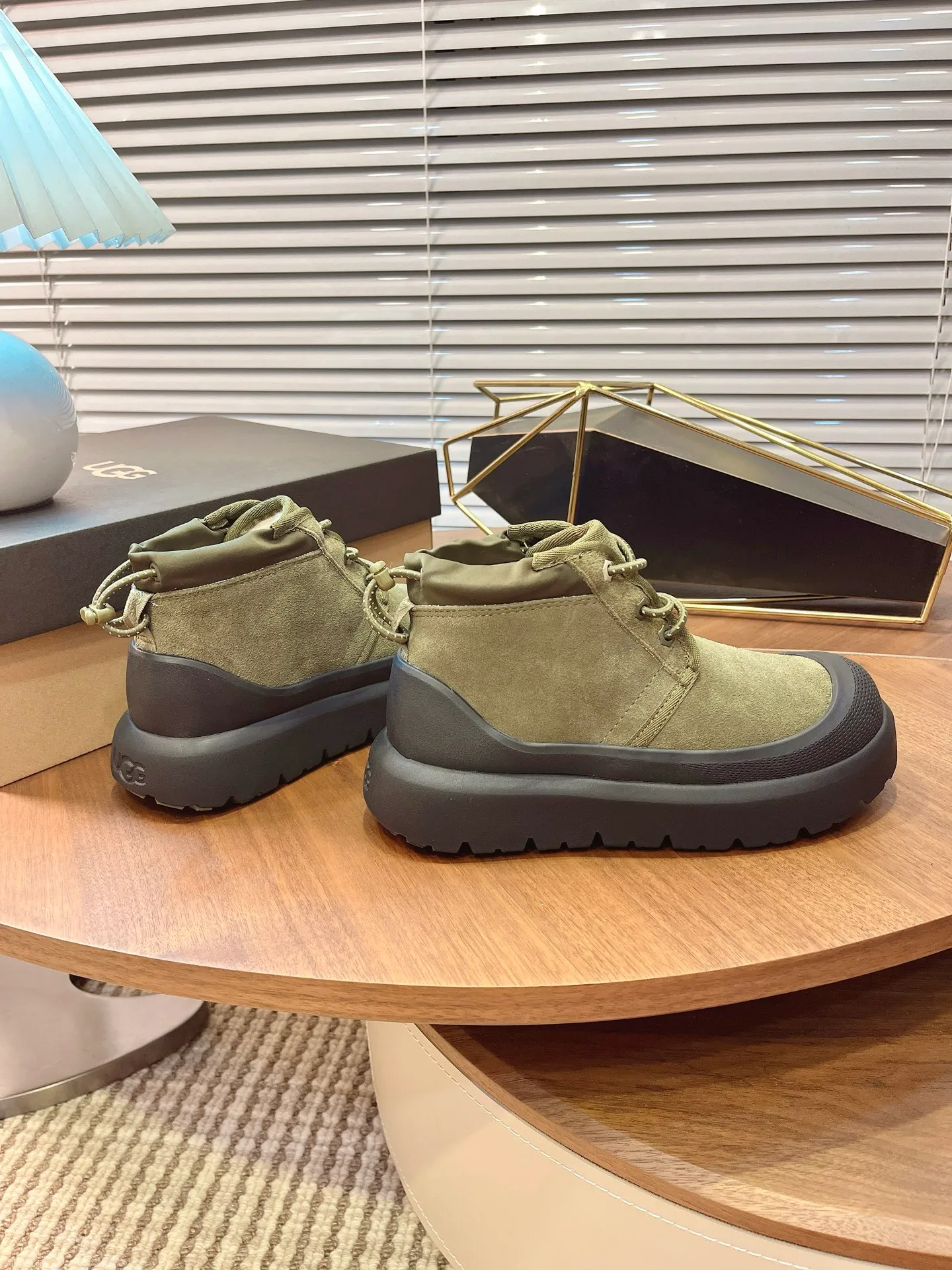 【UGG】 P: 560💰 Couple shoes Size: Women’s size 35-40 / Men’s size 40-44 UGG Tasman Weather Hybrid slip-on snow boots👢 Wang Yibo's same style 👏 adds a large orange sole to the classic Tasman shoe style, functional color contrast design, environmentally friendly waterproof and snowproof material, which has both fashionable and functional attributes. At the same time, it is paired with the new UGG furry shoes Keen's furry color-blocking jacket. Bright orange and maroon collide to create a new light outdoor style and open up a new travel experience in early autumn! Using the best materials, the 17mm fur integrated surface is warmer and breathable, and the outsole is upgraded to a lightweight and wear-resistant light wing technology outsole!